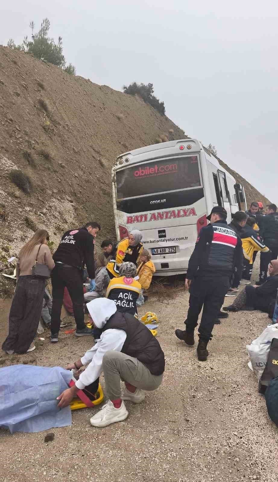Korkuteli-Fethiye Yolunda Midibüs Kayalıklara Çarptı: 9 Yaralı