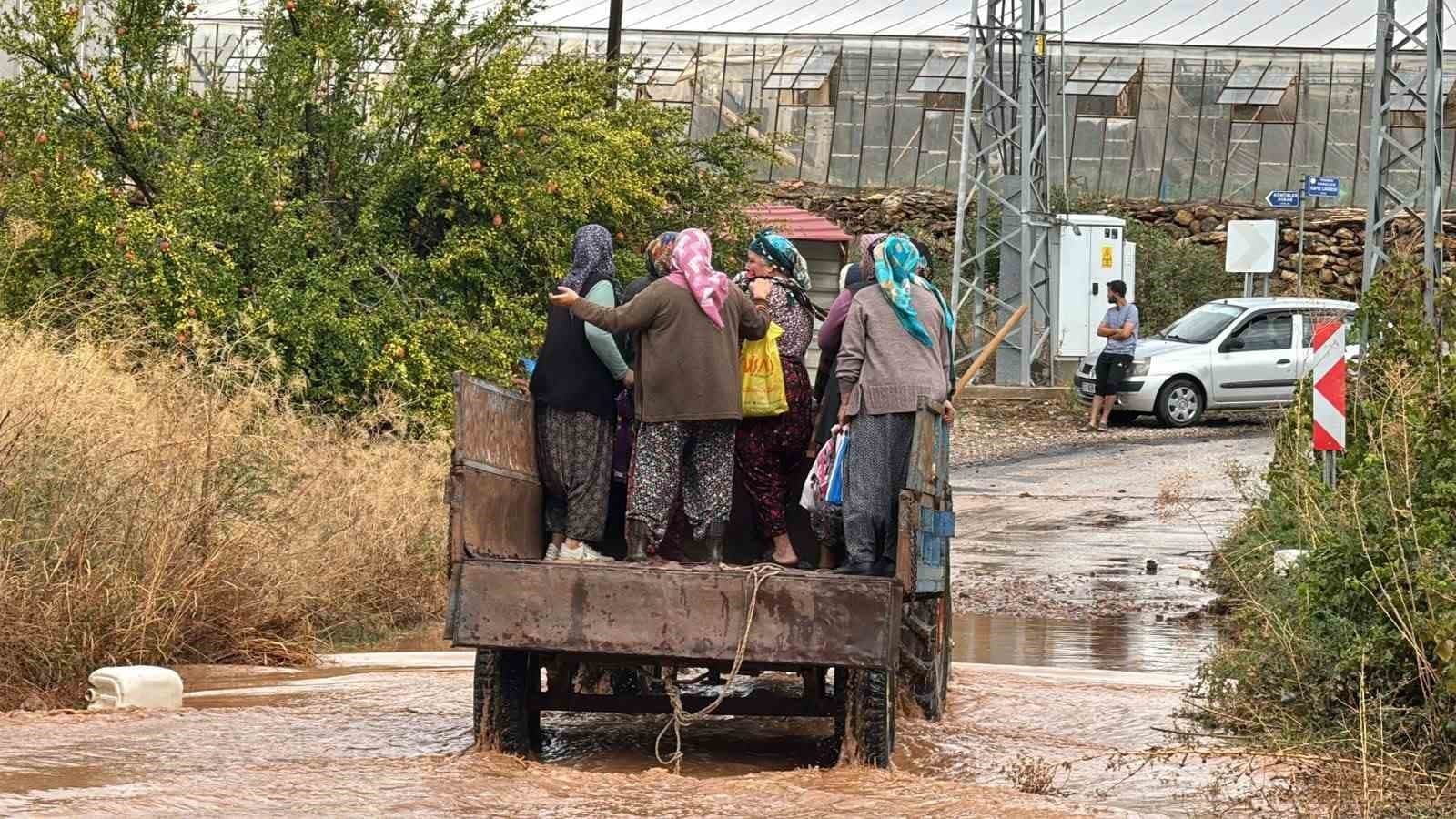 Bozyazı'da Sağanak Kabusu: Seralar ve İş Yerleri Sular Altında Kaldı