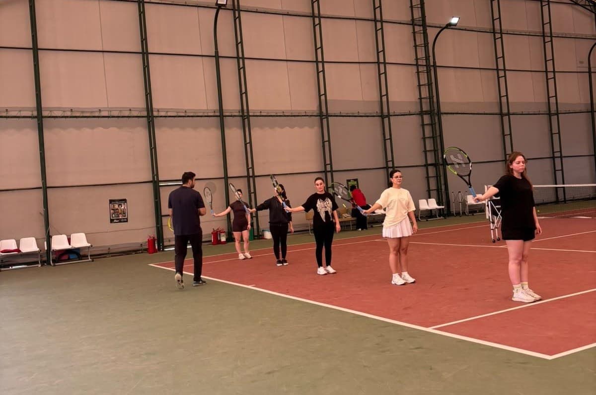 Aydın'daki Üniversite Öğrencilerine Tenis Kursu İmkanı