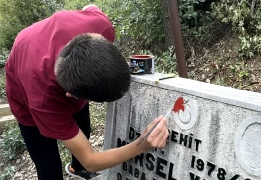 Feke'de Öğrencilerden Şehit Kabirlerine Anlamlı Bakım