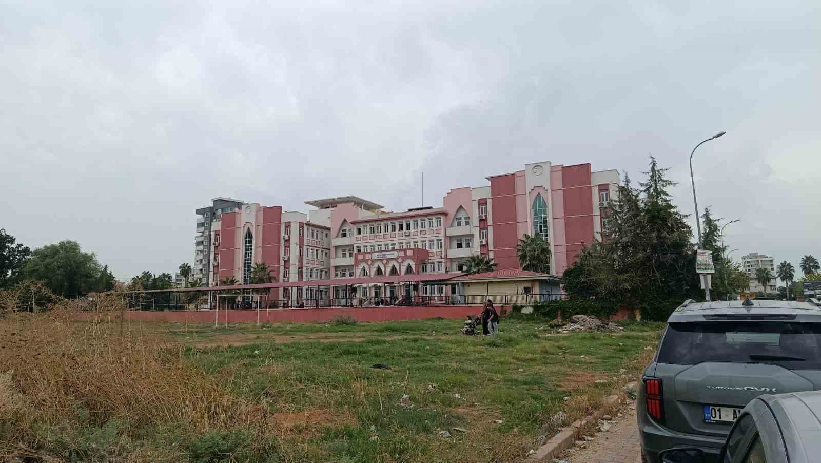 Adana'da Ortaokulda Dedikodu Kavgası: Öğrenci Arkadaşını Bıçakla Yaraladı