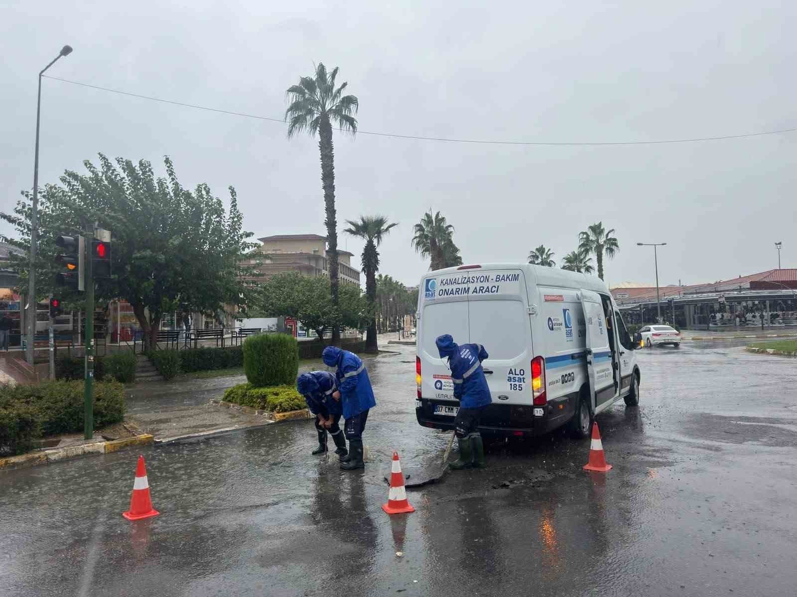 Antalya Büyükşehir Belediyesi Sağanak Yağış Önlemlerini Aldı