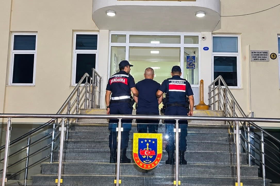 İzmir'de 27 Yıl Hapis Cezasıyla Aranan Firari Yakalandı