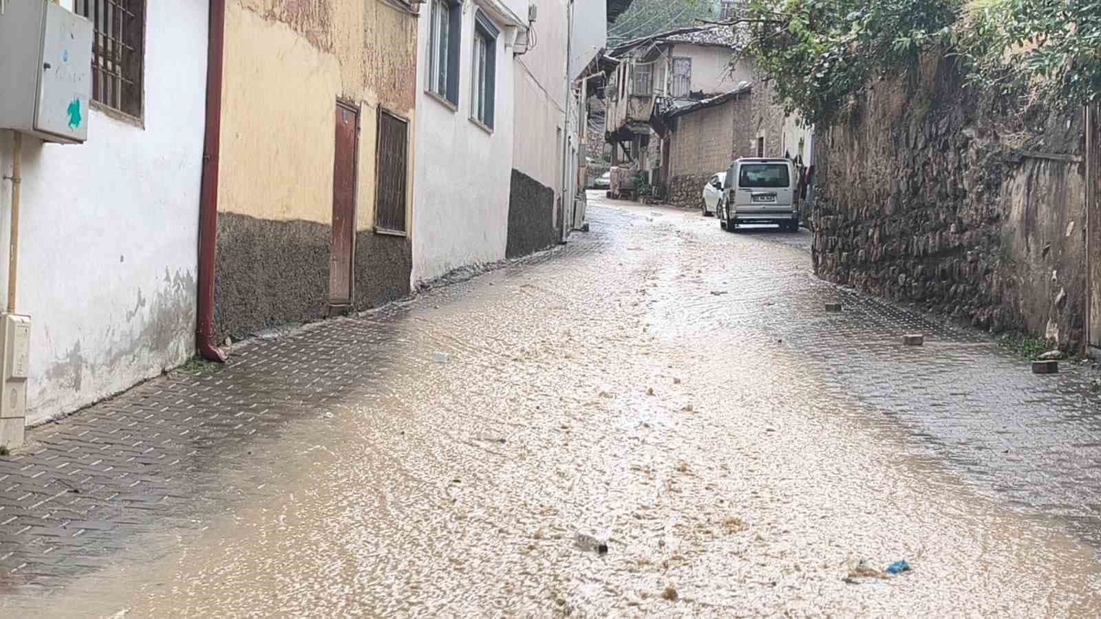 Tokat'ta Aniden Bastıran Sağanak Yağış Günlük Yaşamı Etkiledi