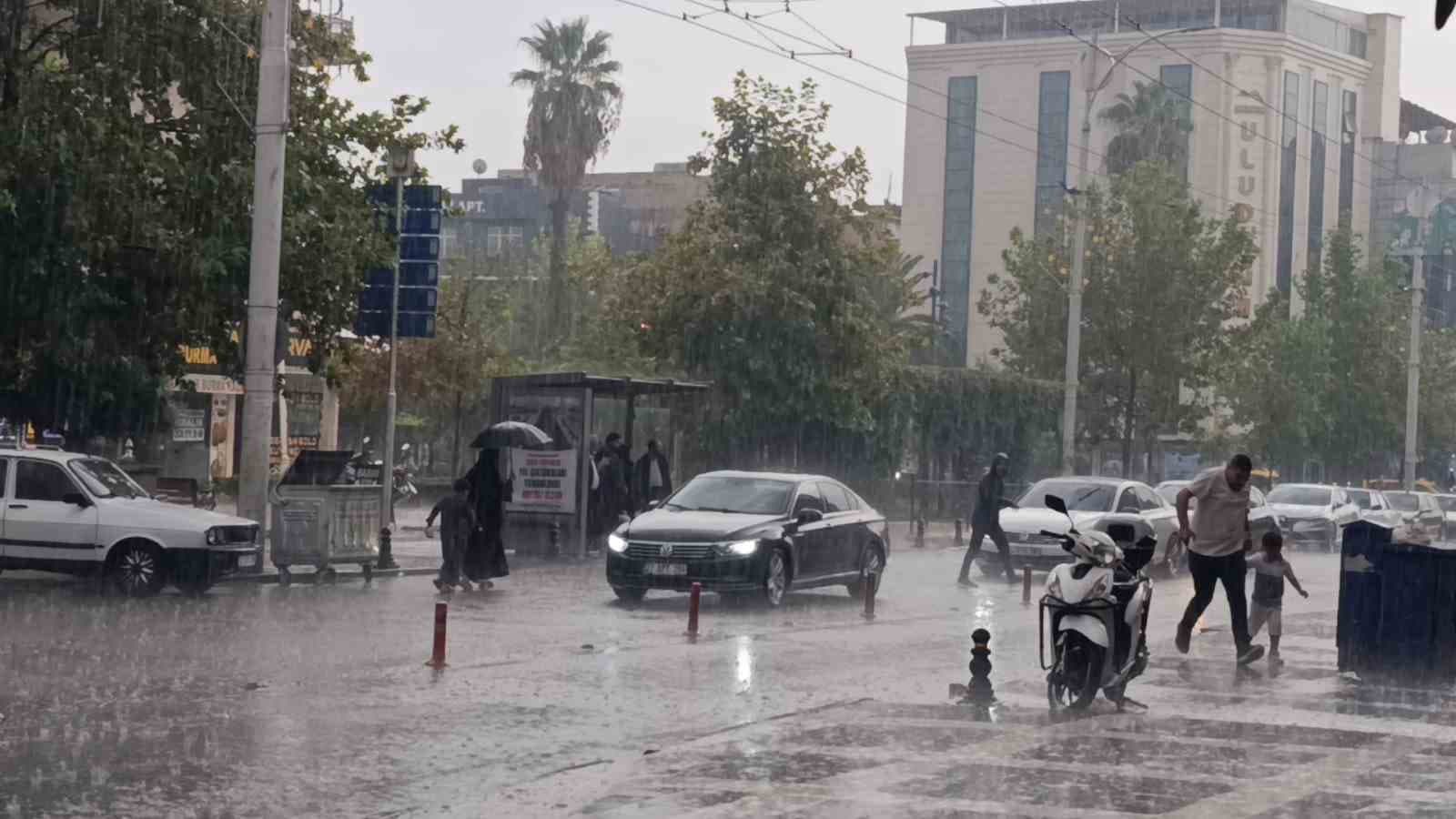 Şanlıurfa'da Aniden Bastıran Yağmur Günlük Yaşamı Olumsuz Etkiledi