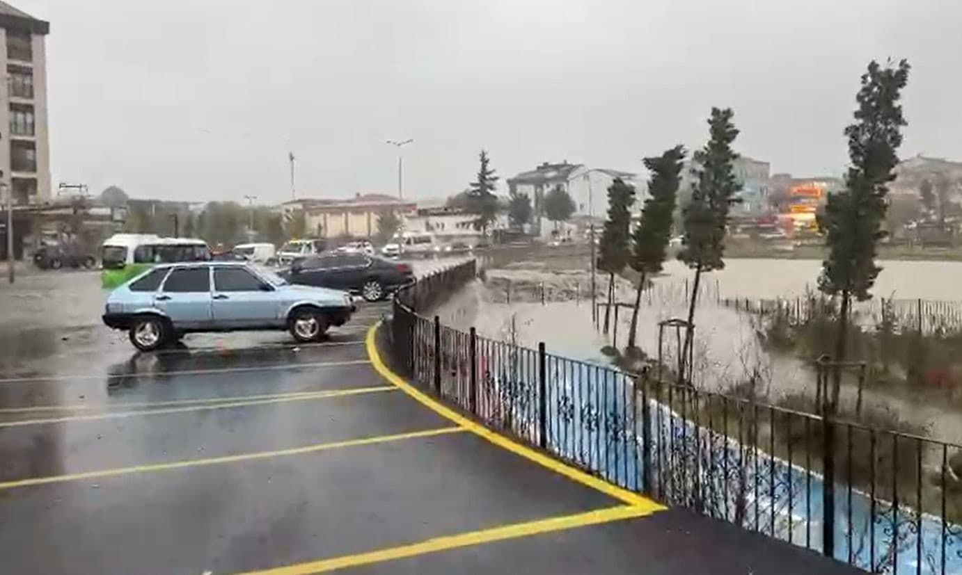 Arnavutköy'de Dere Taştı: Dolmuş Yolcularıyla Birlikte Sular Altında Kaldı