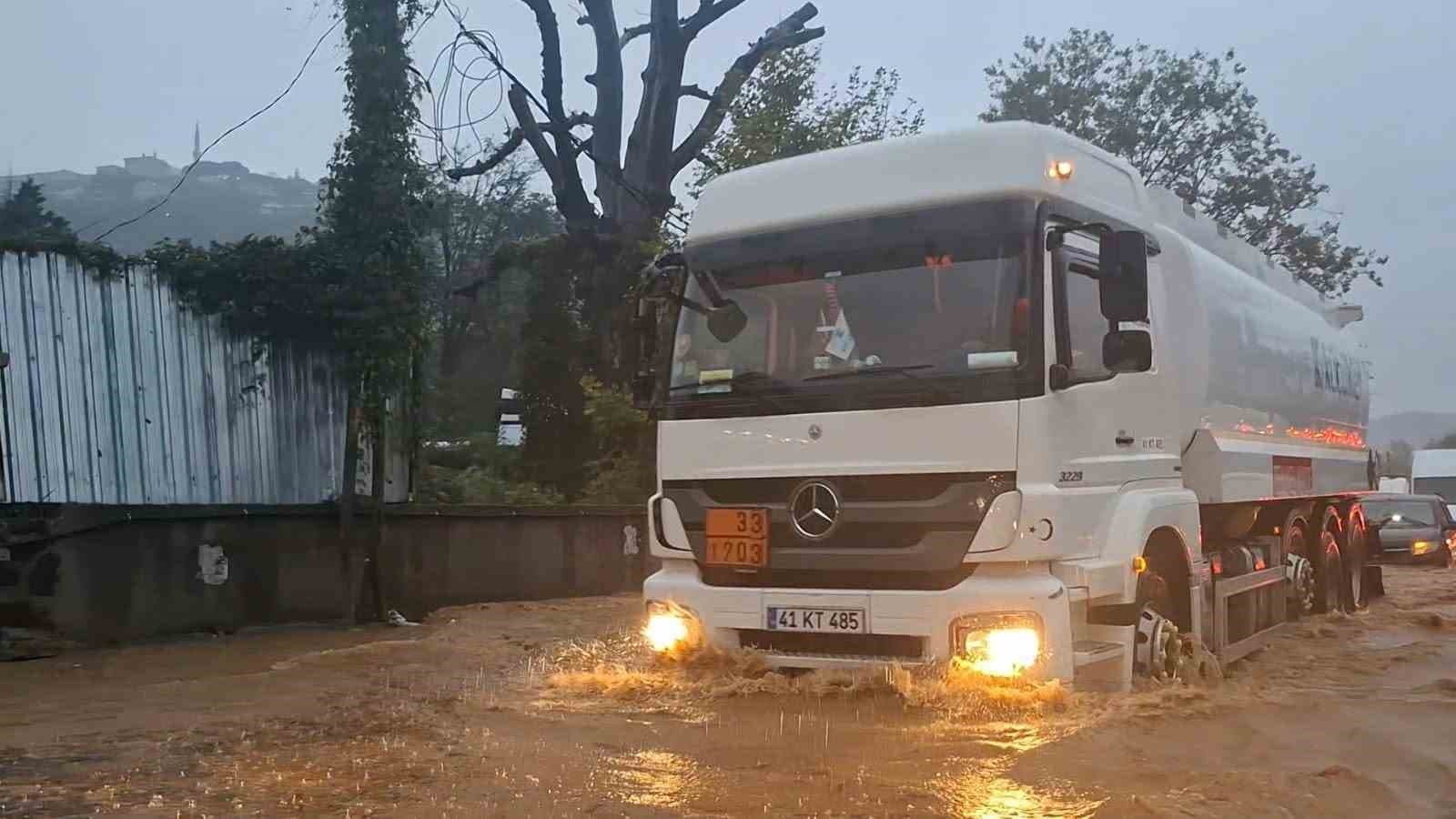 Beykoz'da Sağanak Yağış Yolları Göle Çevirdi: Asfaltlar Parçalandı