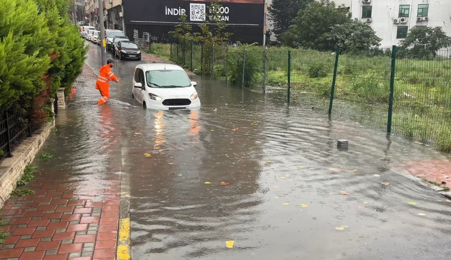 Şişli'de Sağanak Yağış Yolları Göle Çevirdi: Bir Sürücü Mahsur Kaldı