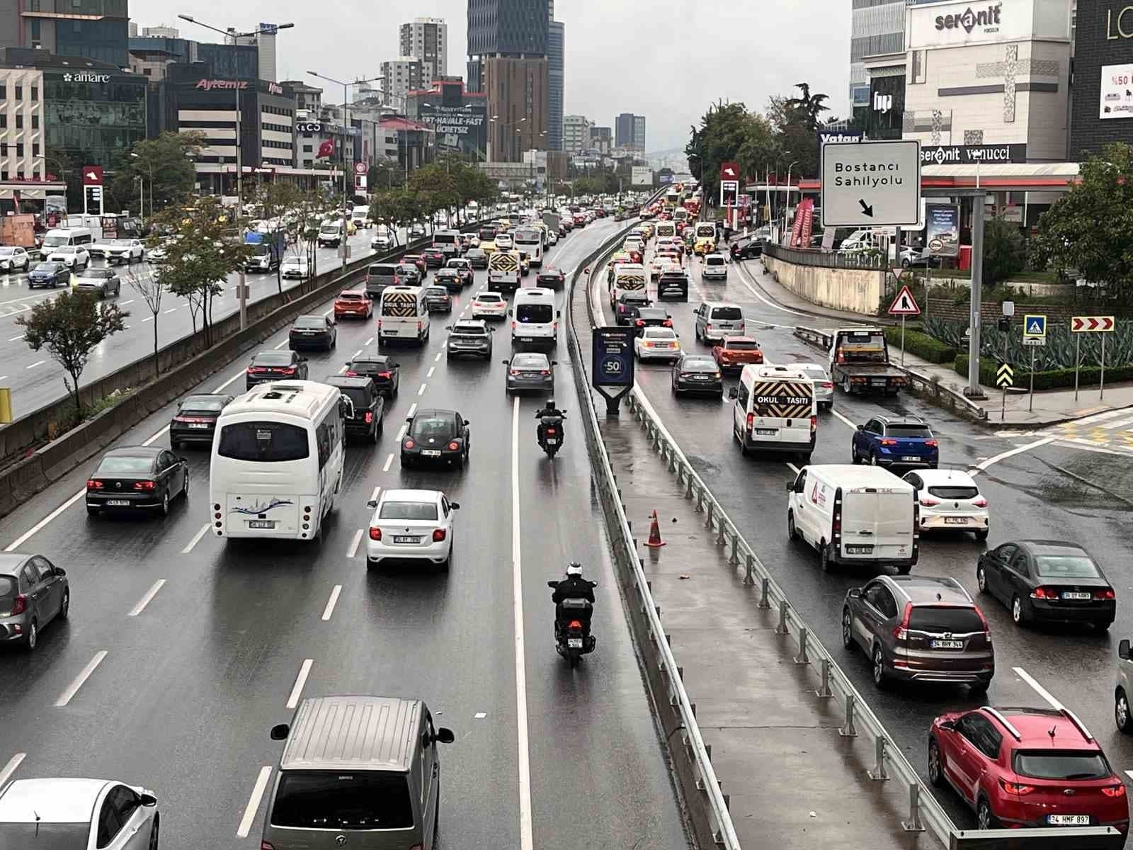 İstanbul'da Sağanak Yağış Trafiği Felç Etti: Yoğunluk %89'a Çıktı