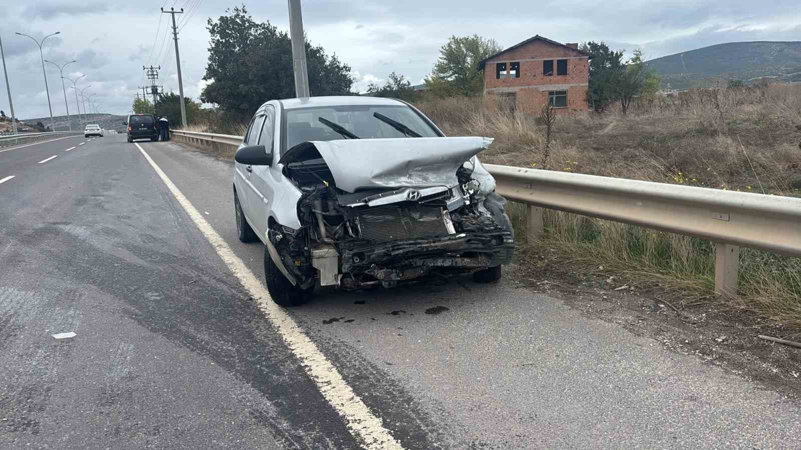 Tavşanlı'da Otomobil Bariyerlere Çarptı: 1 Yaralı