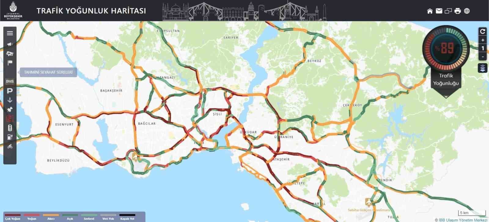 İstanbul'da Sağanak Yağış Trafiği Felç Etti