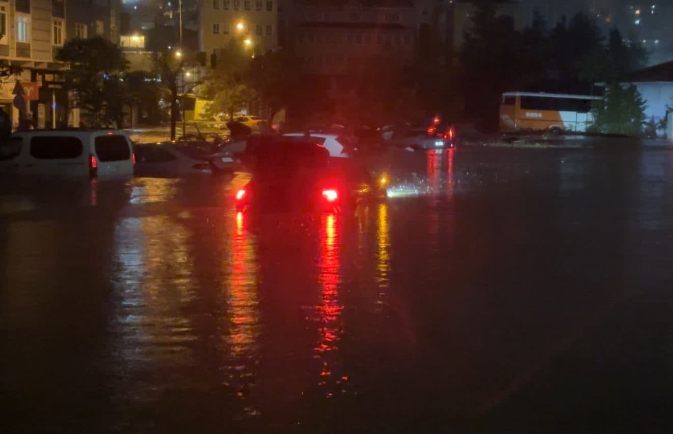Sarıyer'de Sağanak Yağış Otoparkı Suya Boğdu