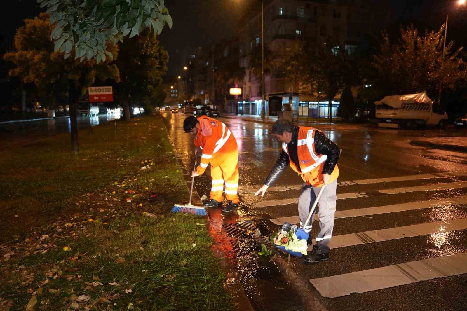 Antalya'da Sağanak Yağışa Karşı Teyakkuz: Ekipler Sahada
