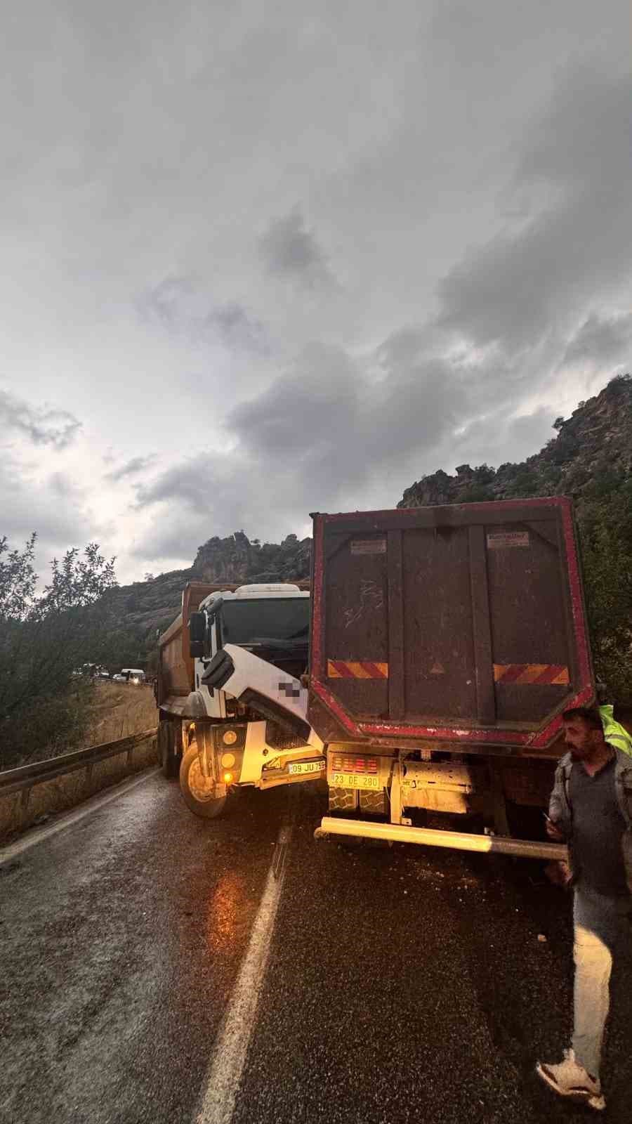 Adıyaman'da Kamyonların Çarpıştığı Kazada 2 Kişi Yaralandı