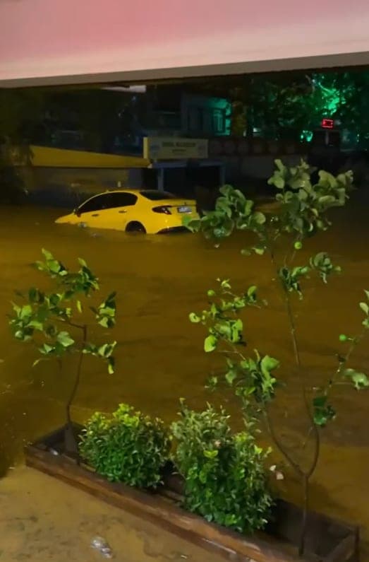 Yalova Armutlu'da Sağanak Yağış Sel ve Su Baskınlarına Yol Açtı