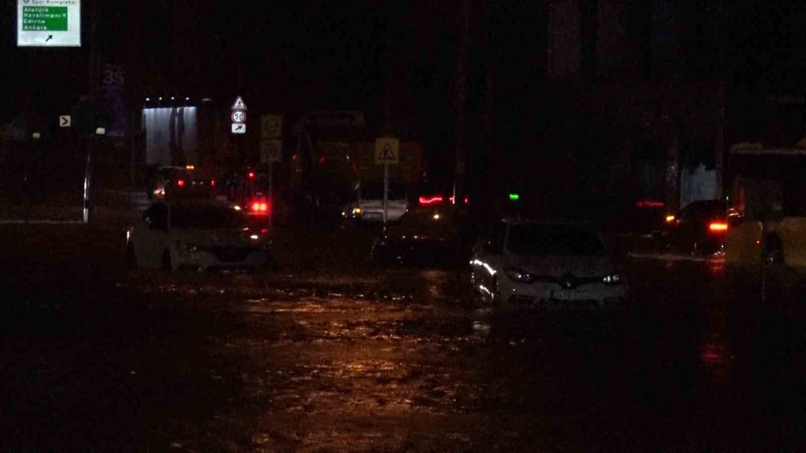 Sarıyer'de Sağanak Kabusu: Kemerburgaz Caddesi Göle Döndü