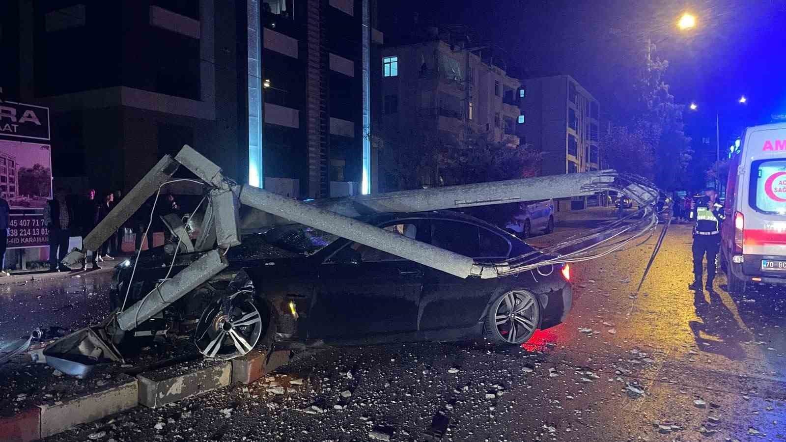 Karaman'da Otomobil Aydınlatma Direğine Çarptı: 2 Yaralı