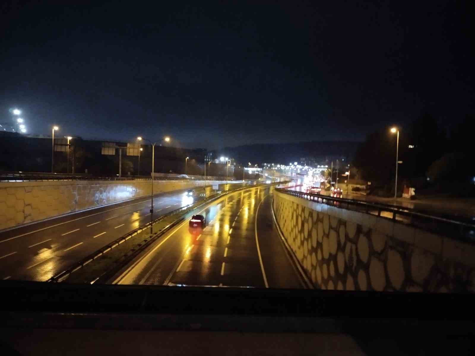 Şile Otoyolu'nda Su Taşkını: Ümraniye İstikameti Trafiğe Kapatıldı
