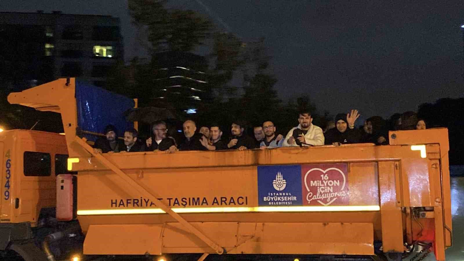 Sarıyer'de Sel Baskını: Mahsur Kalan 200 Çalışan Kamyonlarla Tahliye Edildi