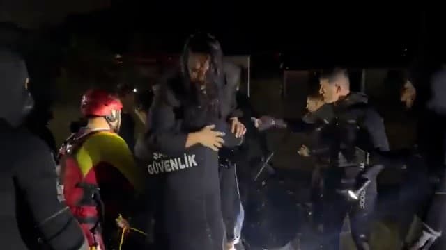 Sarıyer'de Sel Sularında Mahsur Kalan Demet Özdemir Tahliye Edildi