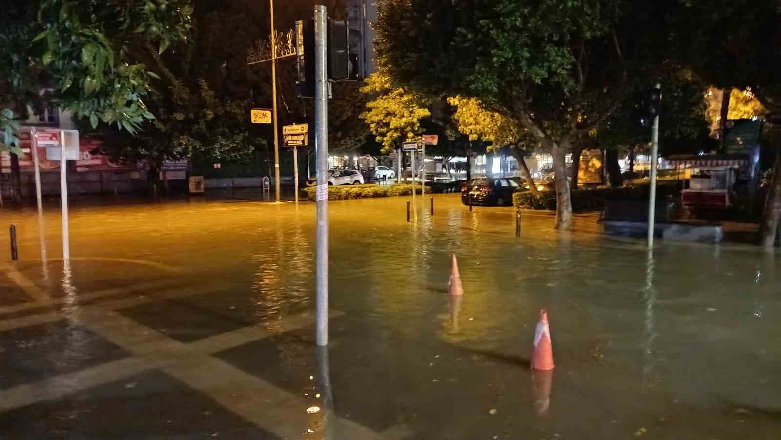 Adana'da Kısa Süreli Sağanak Yağış Yolları Göle Çevirdi