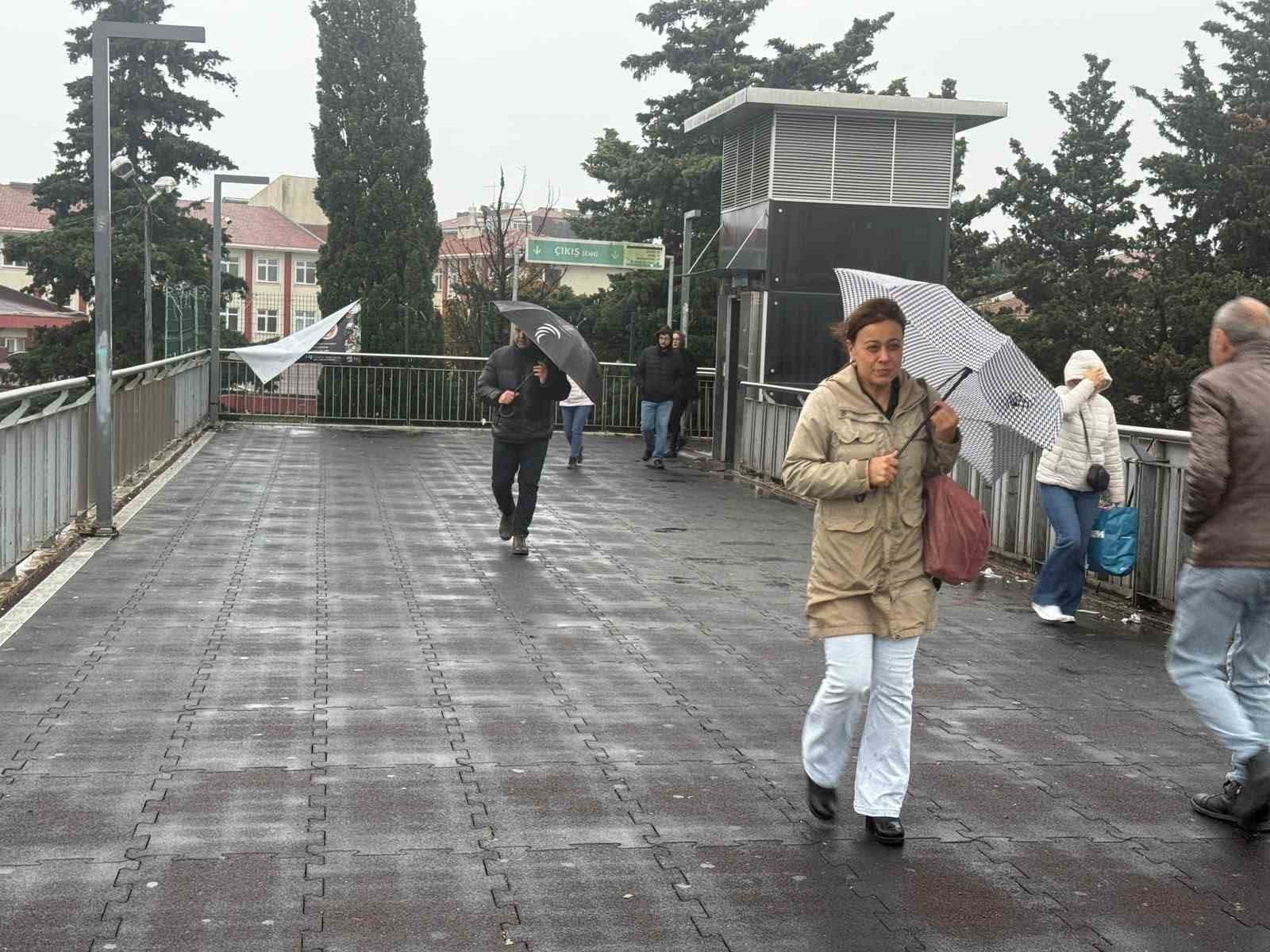 İstanbul'da Sağanak Yağış ve Rüzgar Trafiği Felç Etti