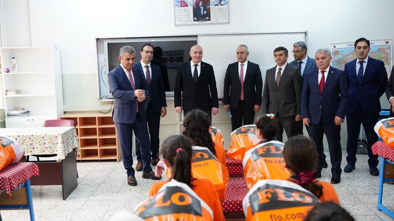Erzurum'da 250 Öğrenciye Bot ve Mont Desteği Sağlandı