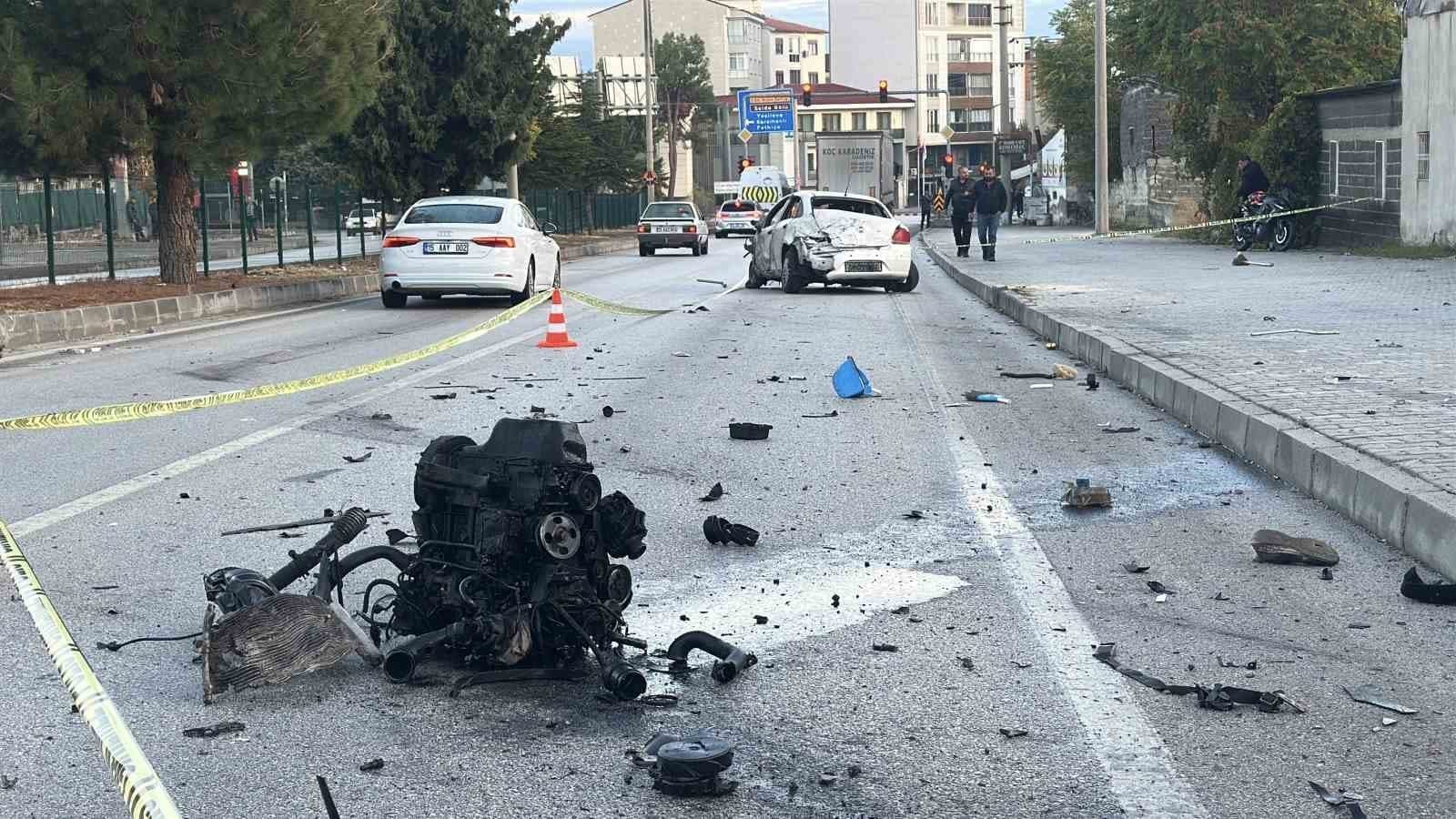 Burdur'da Korkunç Kaza: Otomobilin Motoru Yerinden Çıktı