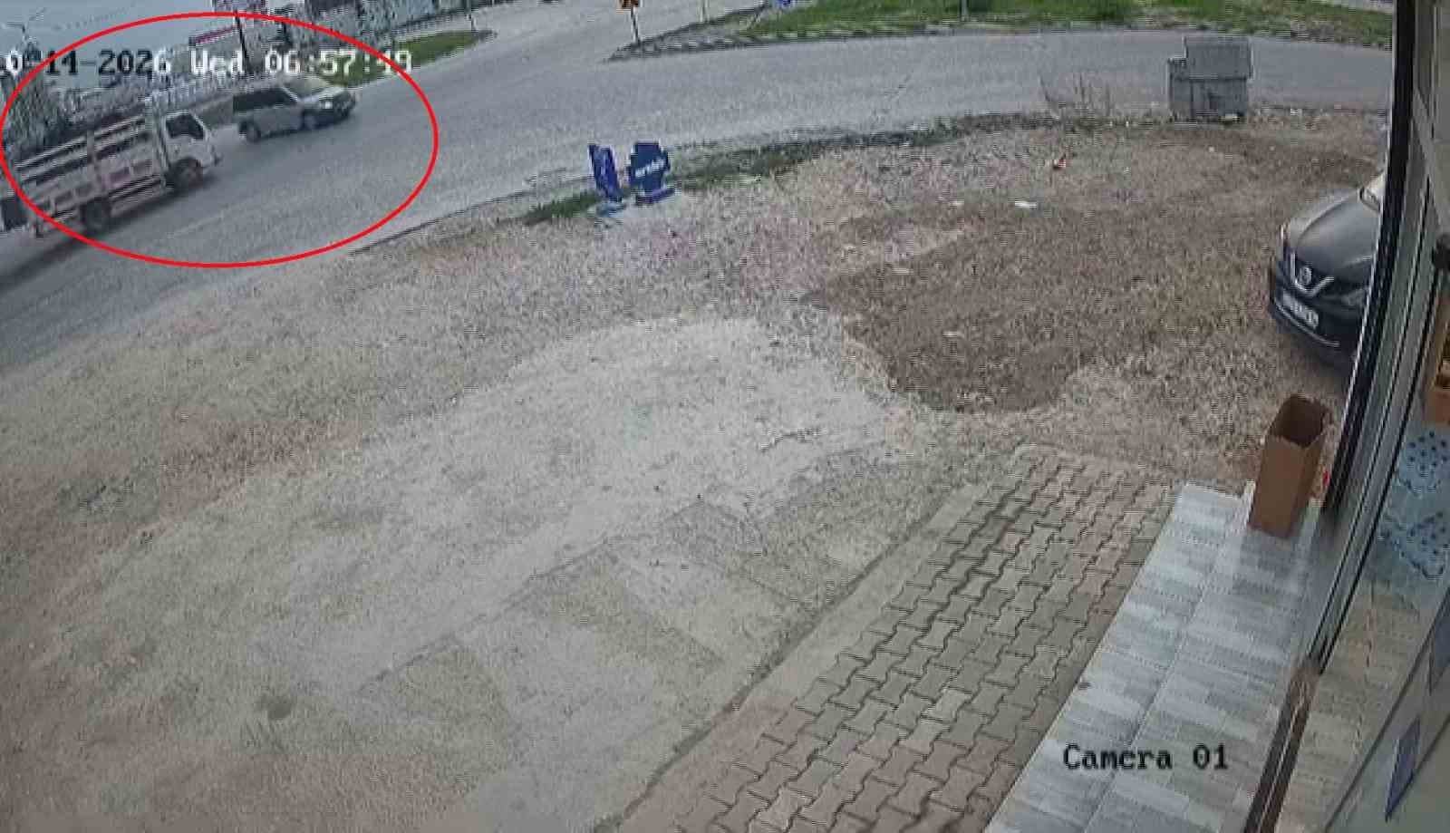 Hatay'da Kamyonet ve Hafif Ticari Araç Çarpıştı: 1 Yaralı