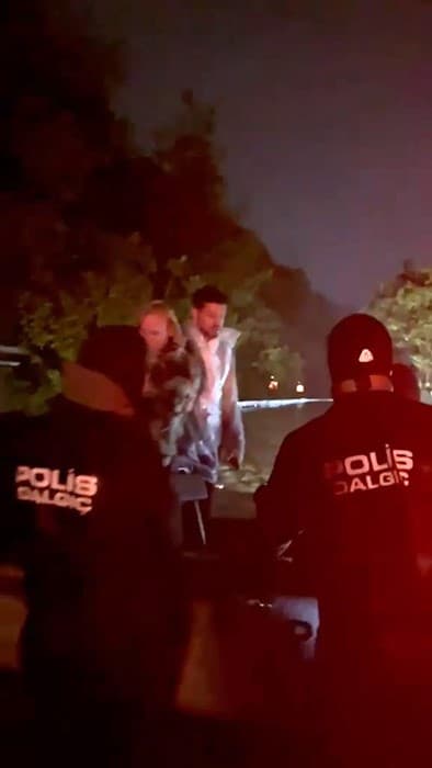 İstanbul'da Su Baskını: Murat Boz ve Vatandaşlar Dalgıç Polislerce Kurtarıldı