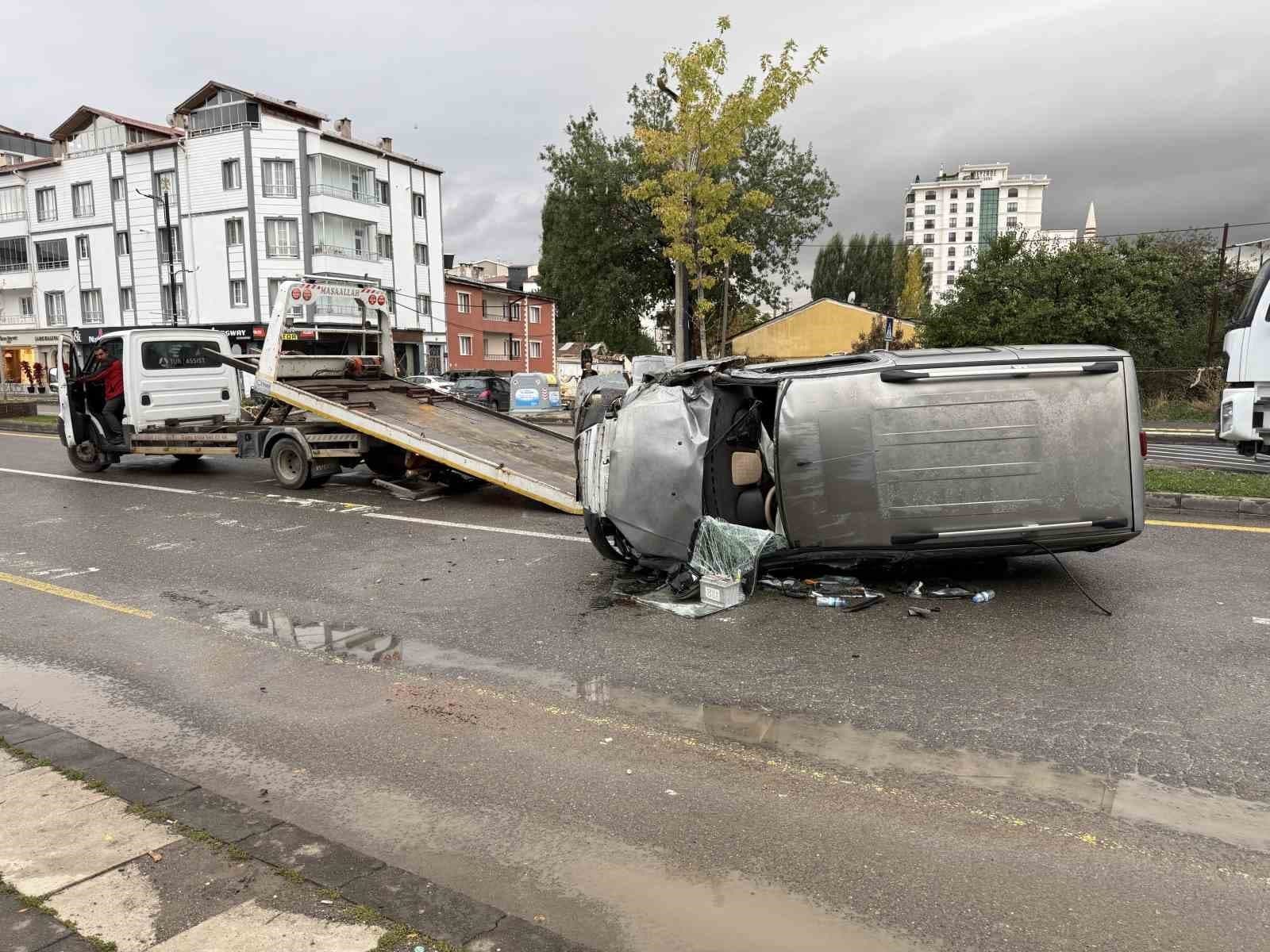 Sivas'ta Hafif Ticari Araç Ağaca Çarptı: 4 Yaralı