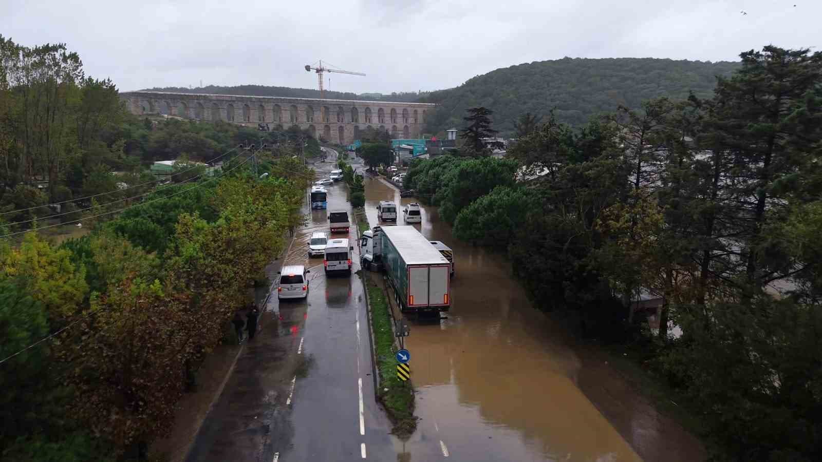 İstanbul'da Sağanak Kabusu: Cendere Yolunda Araçlar Mahsur Kaldı