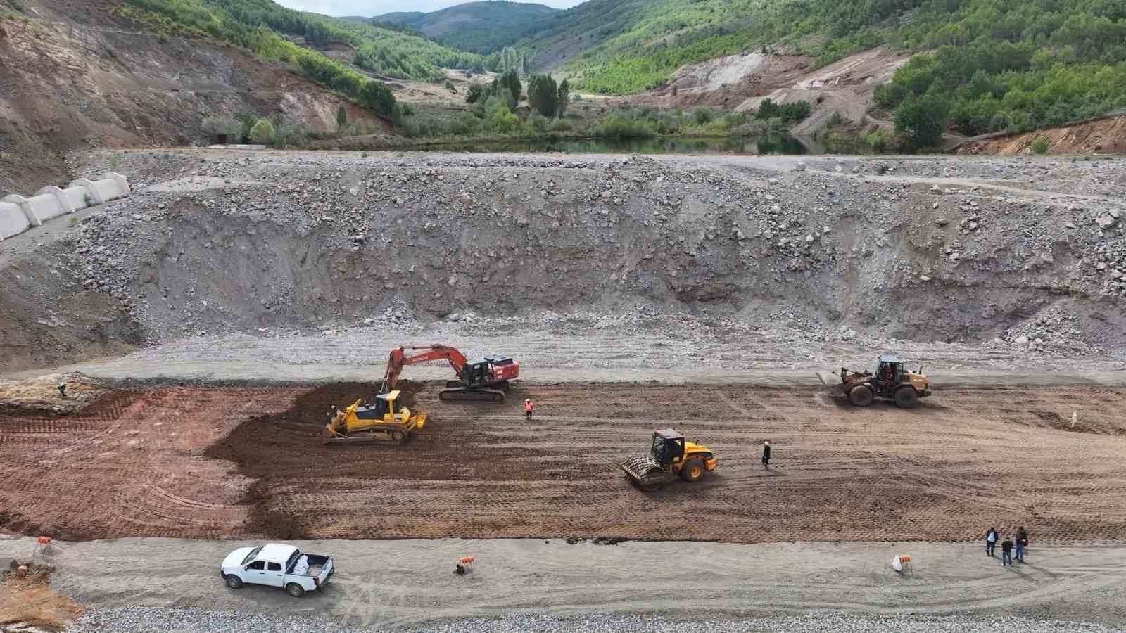 Bayburt Demirözü'nde Petekli Göleti İnşaatı Sürüyor