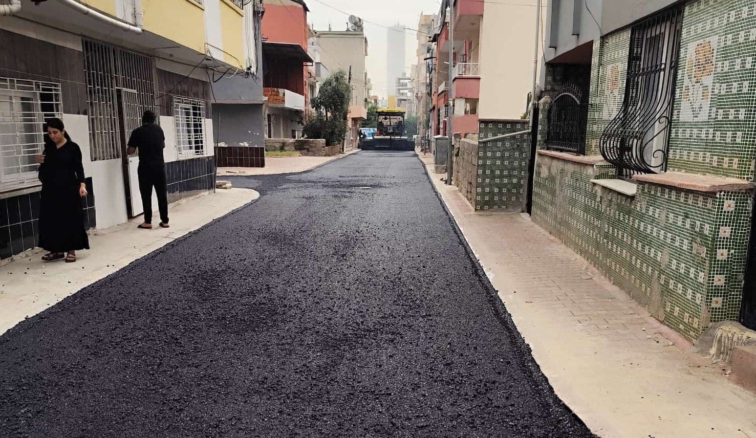 Akdeniz İlçesinde Yol Yenileme Çalışmaları Sürüyor