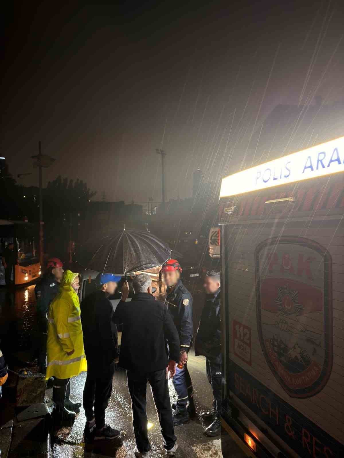 İstanbul'da Sağanak Yağış: PAK Ekipleri Mahsur Kalanlara Yardım Ediyor