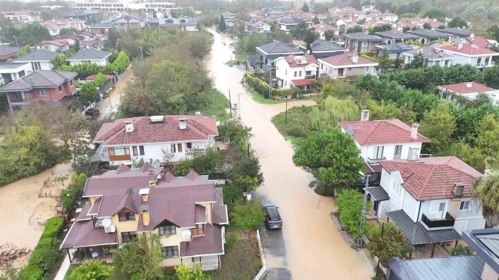 Şile'de Sağanak Yağış Sokakları Sular Altında Bıraktı