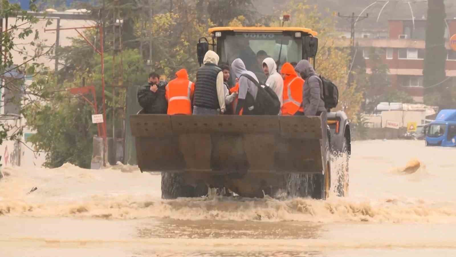 Sarıyer Ayazağa'da Sel Baskını: Mahsur Kalanlar İş Makineleriyle Tahliye Edildi