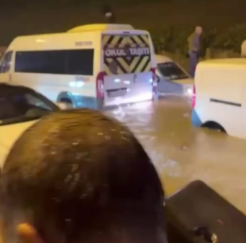 Ümraniye'de Sağanak Yağış Araçları Suda Mahsur Bıraktı