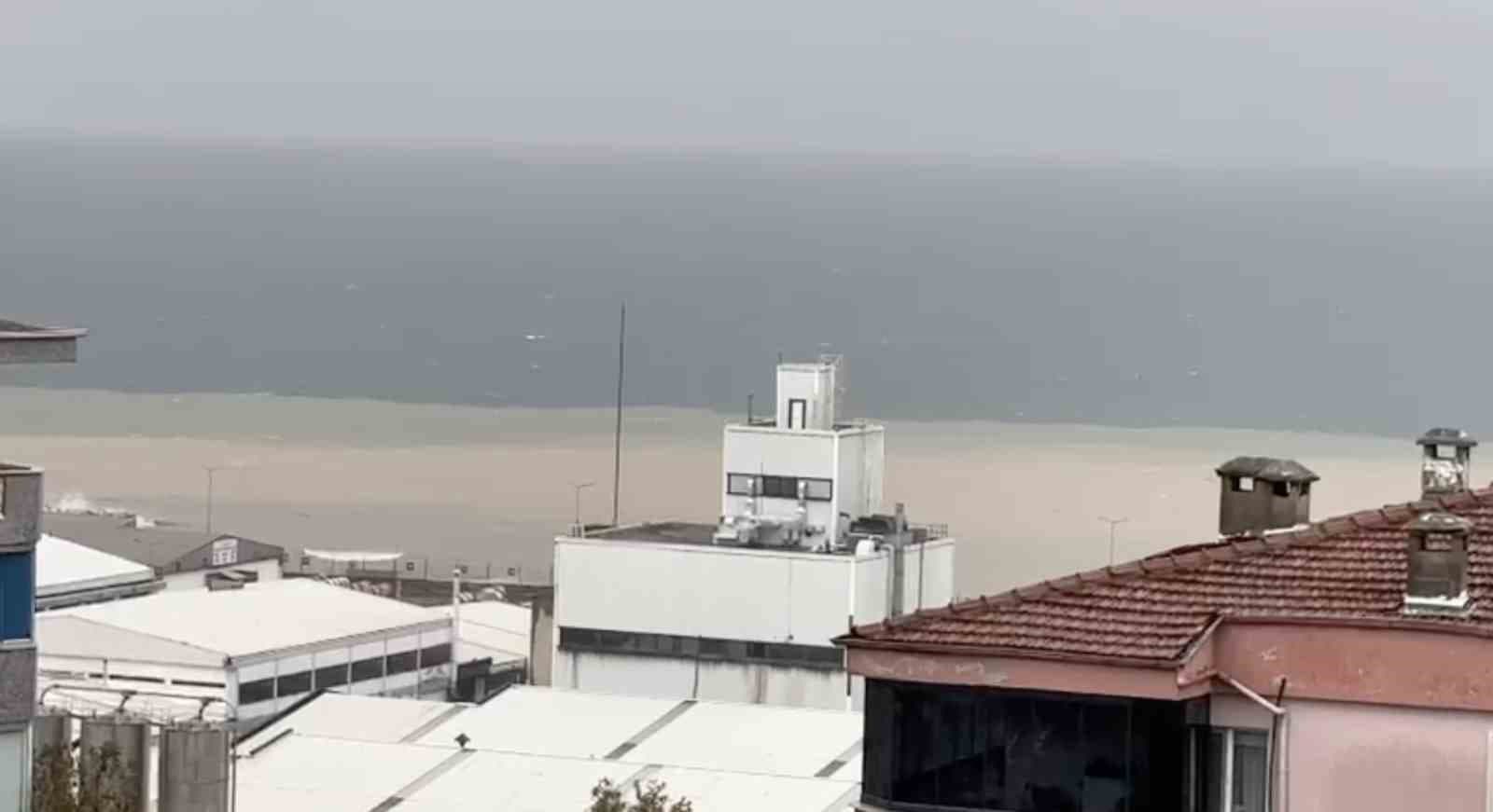 Bursa'da Şiddetli Fırtına ve Yağış Sahil Şeridini Vurdu