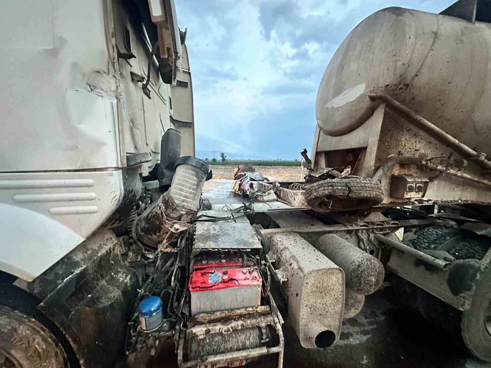 Kozan'da otomobil tırın arasından uçarak karşı şeride düştü ve yandı