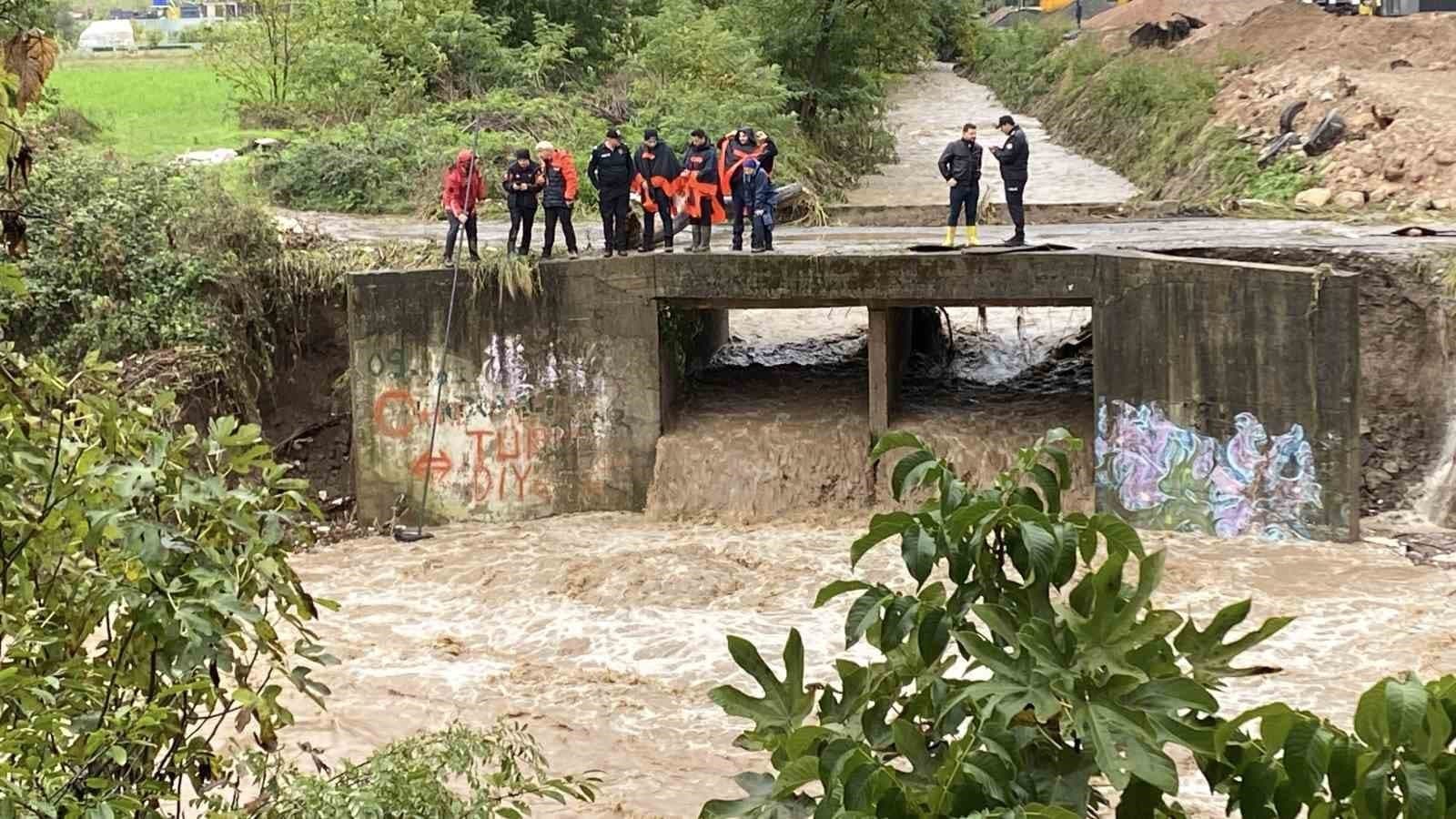 Kocaeli'de Dereye Düşen Araç ve Kayıp Şahıs İçin Seferberlik