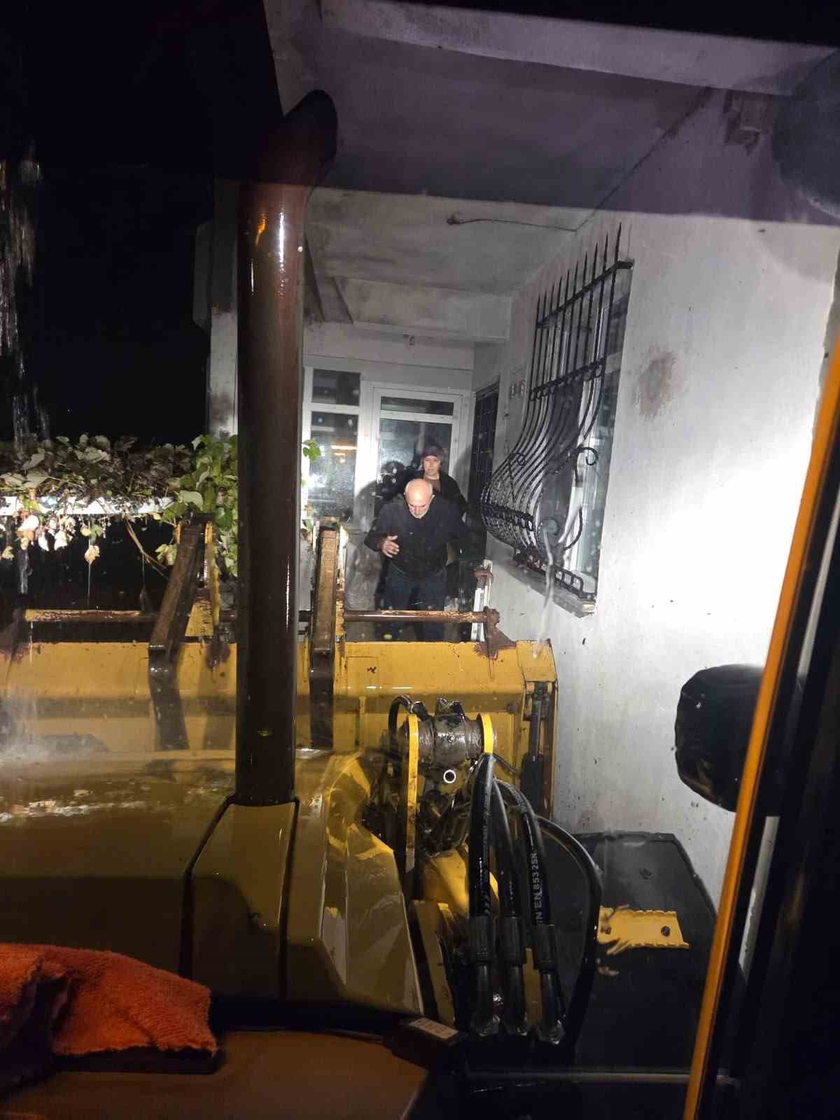 Sakarya'da Sel Felaketi: Yaşlı Çift ve 30 Koyun Tahliye Edildi