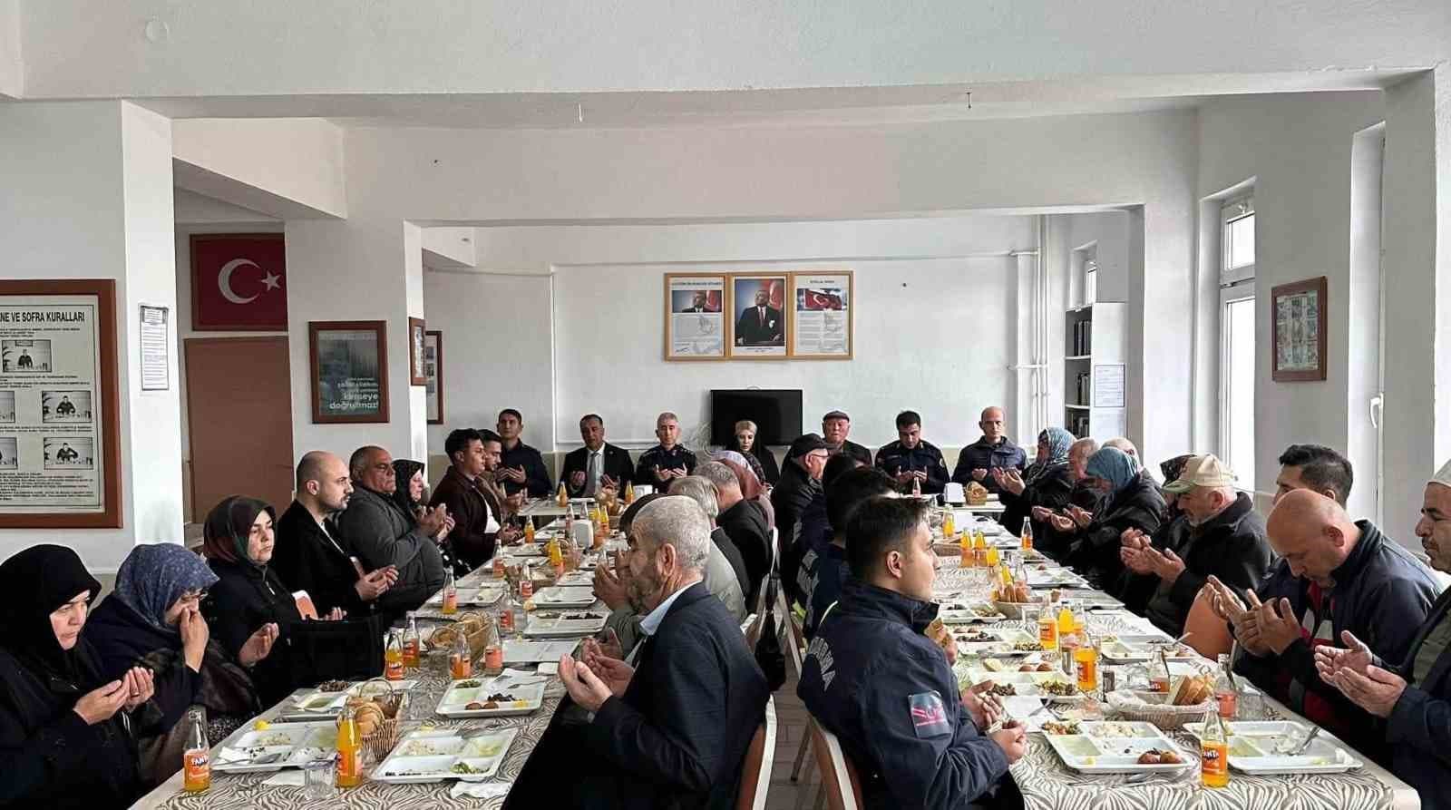 Altıntaş'ta Şehit Aileleri İçin Yemek Programı Düzenlendi