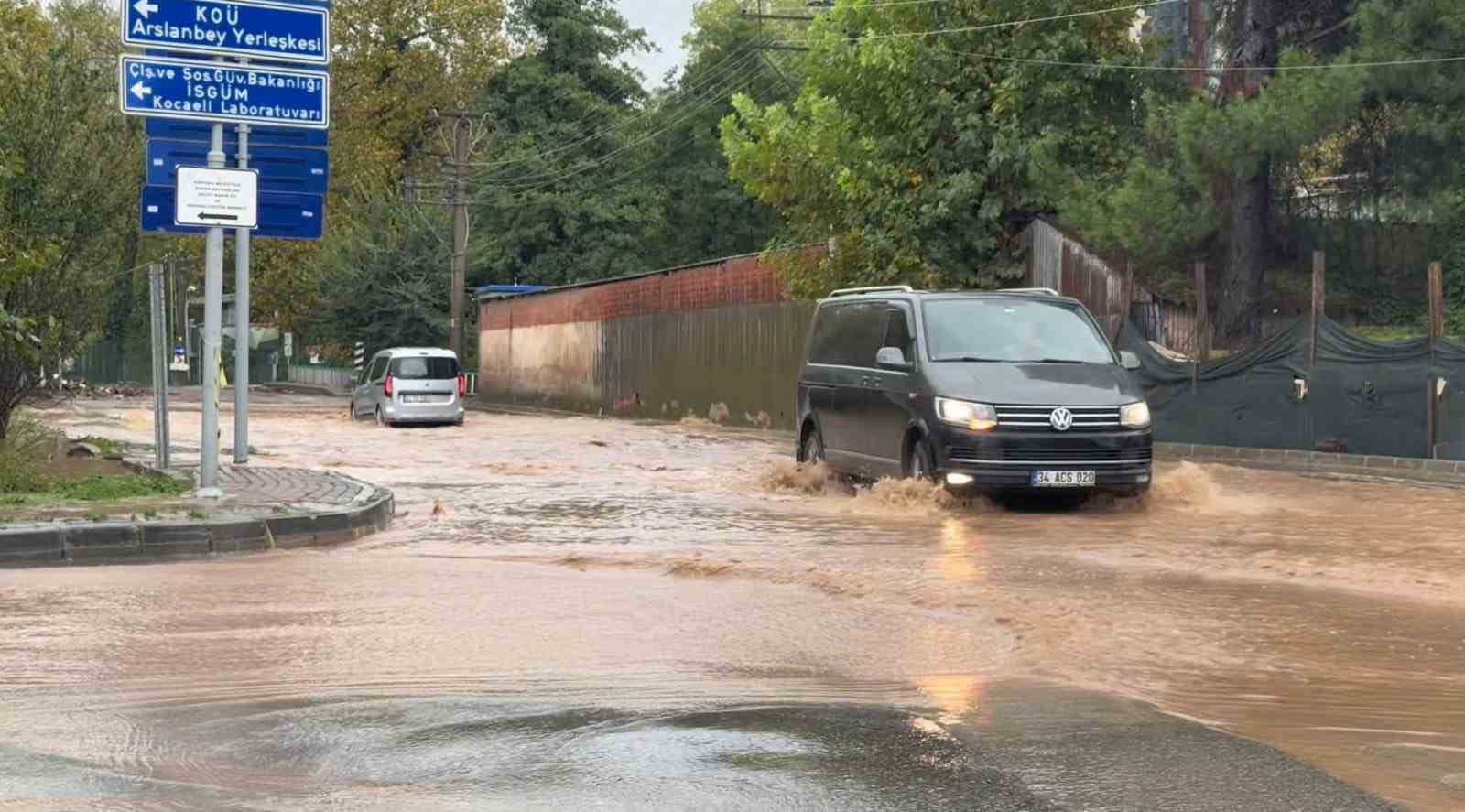 Kocaeli Başiskele'de Sağanak Kabusu: Evler ve İş Yerleri Sular Altında Kaldı