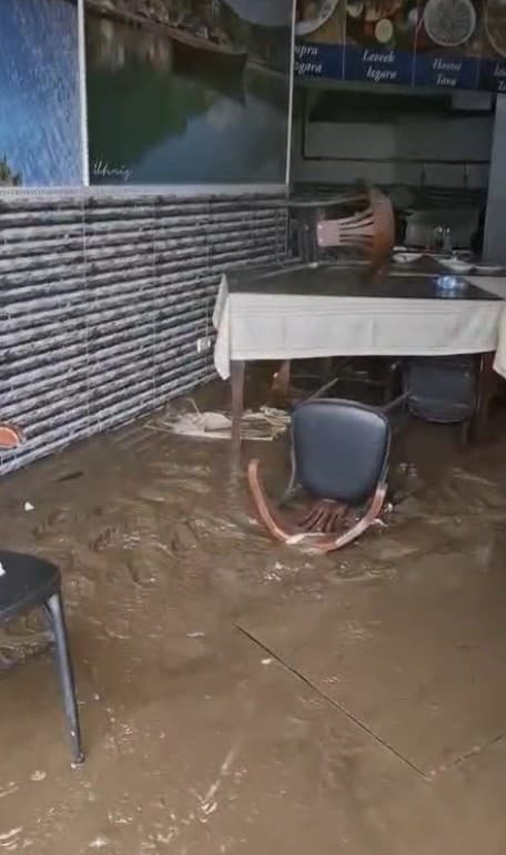 Ayazağa'da Sağanak Yağış Balıkçı Dükkanını Sular Altında Bıraktı