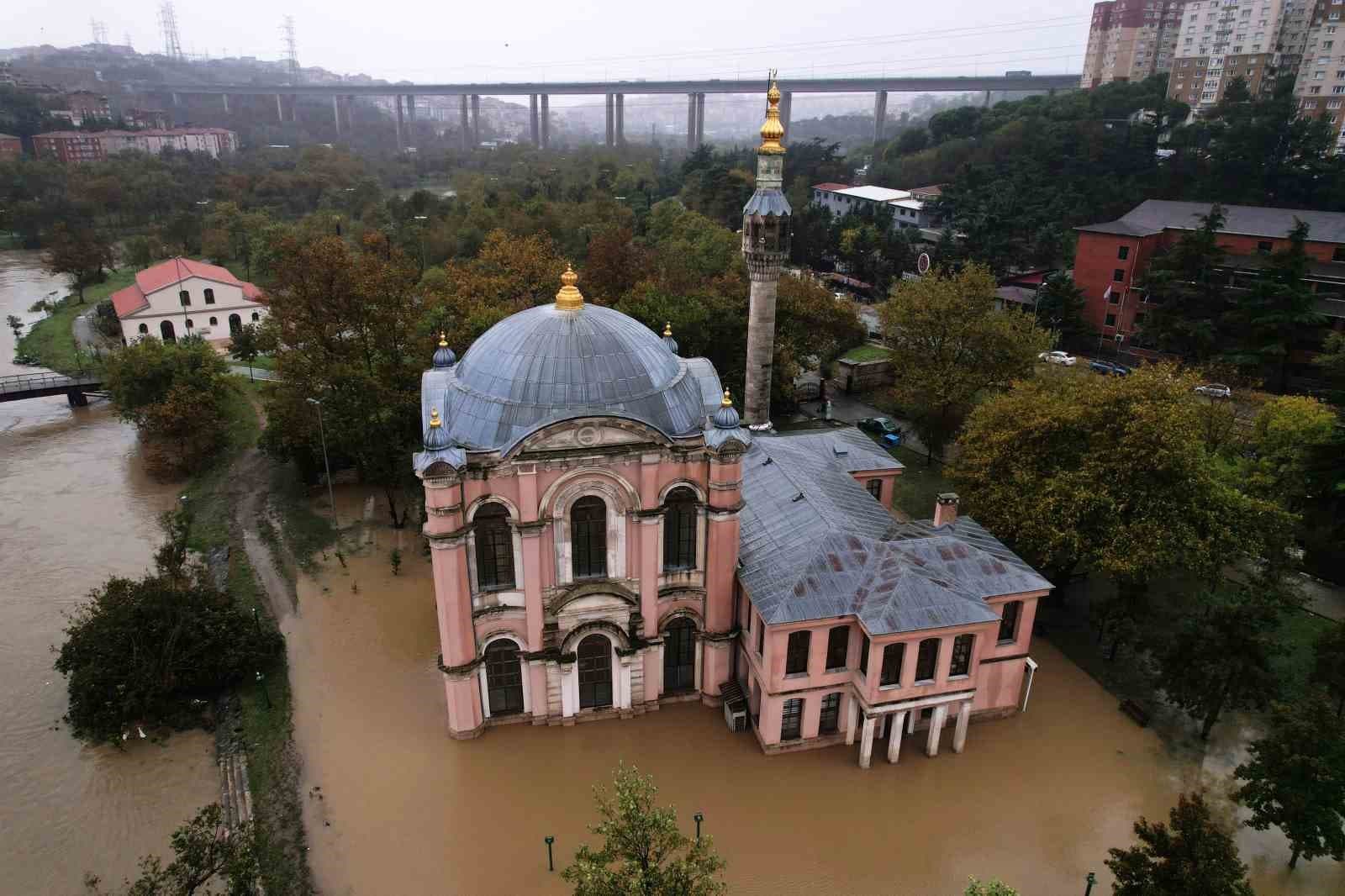 Kağıthane'de Taşkın: Tarihi Sadabad Camii ve Sedef Atölyesi Sular Altında Kaldı