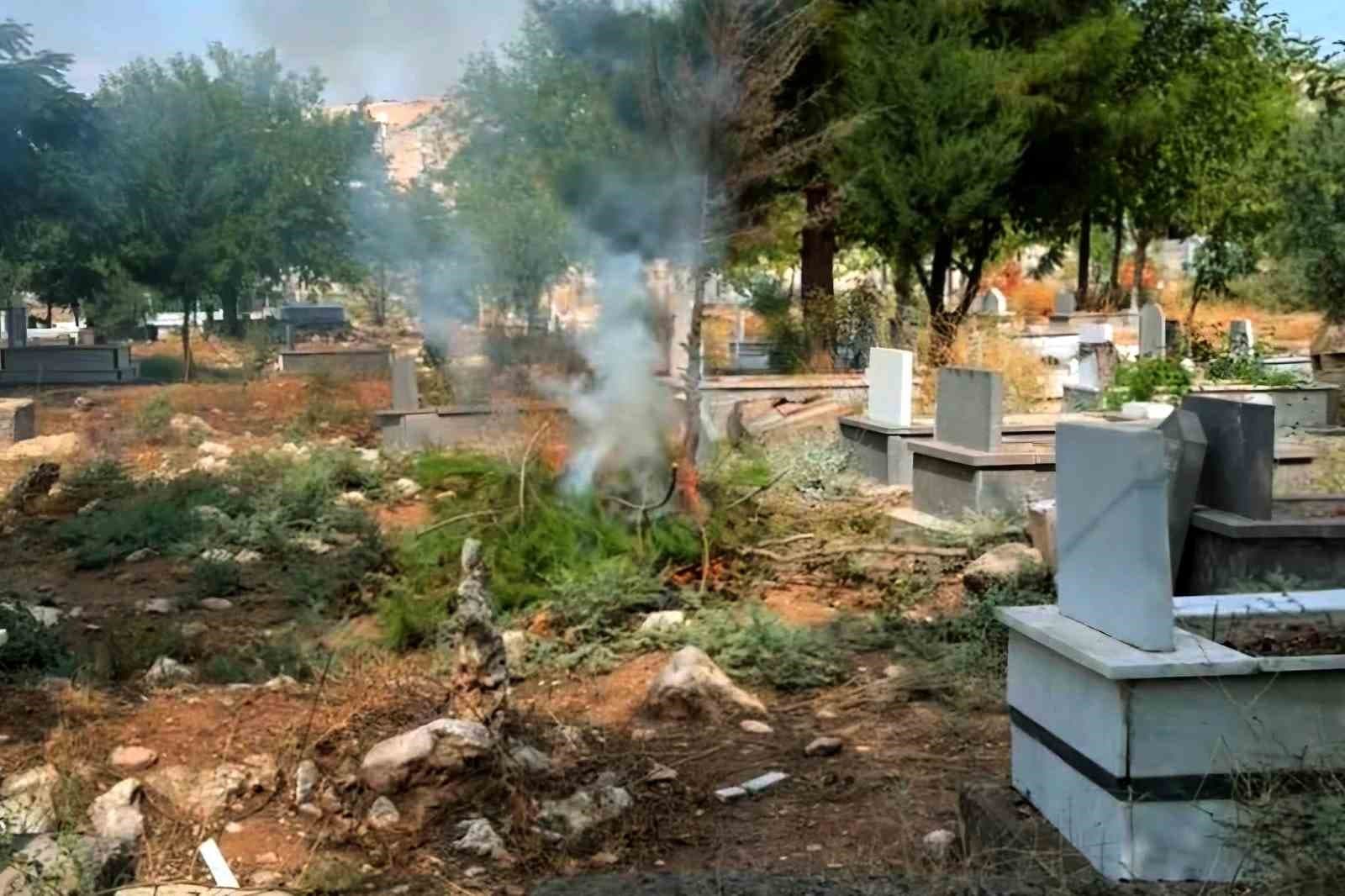 Belediyenin İhmal Ettiği Mezarlığı Mahalle Sakinleri Temizledi