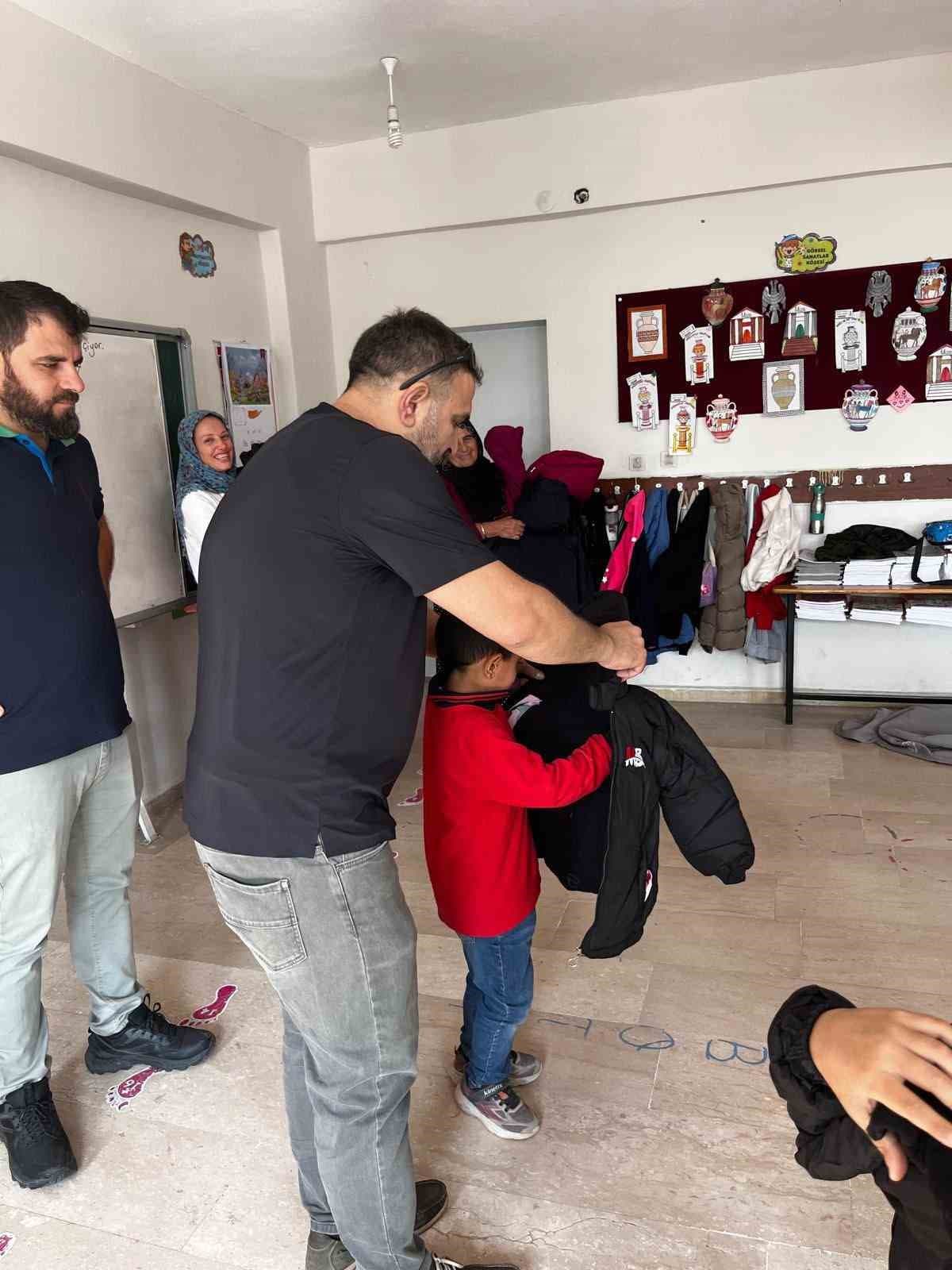 Çermik ve Çüngüş'te 200 Öğrenciye Kışlık Kıyafet Yardımı