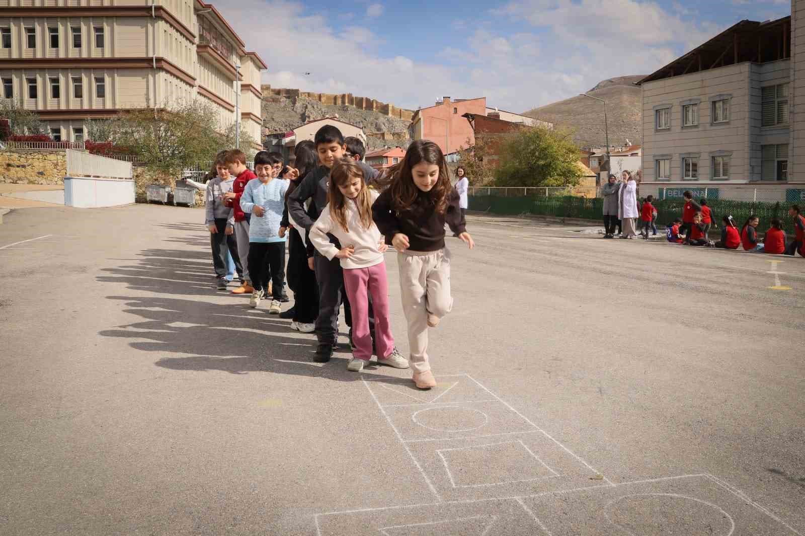 Bayburt'ta Öğrenciler Geleneksel Oyunlarla Öğreniyor