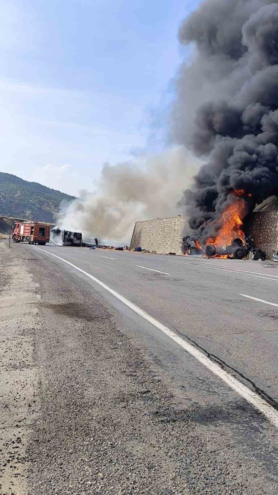 Siirt'te İki Tırın Çarpıştığı Kazada Araçlar Küle Döndü